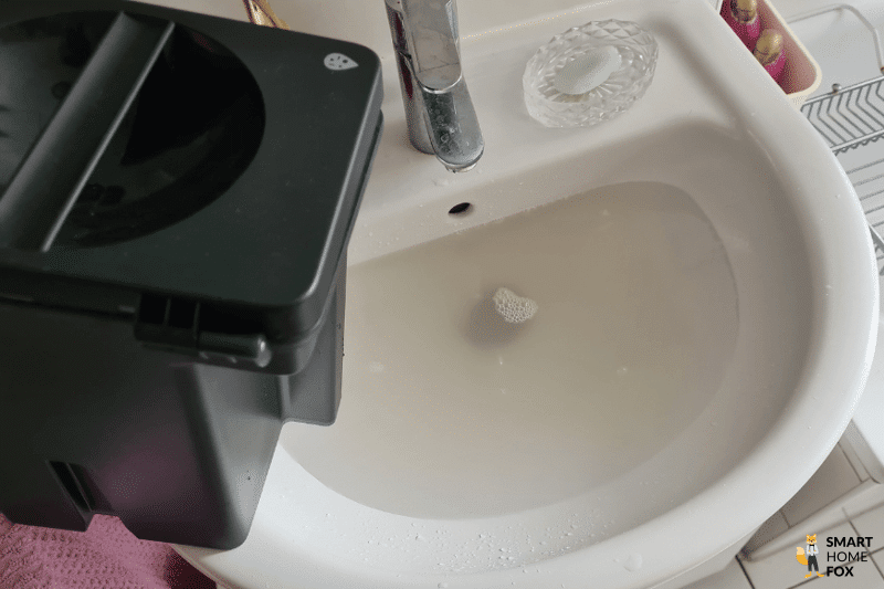 Der Schmutzwassertank des Roborock Q Revo wird entleert.